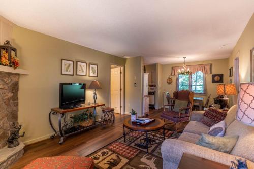 Bear Pause — Blowing Rock — photo 2