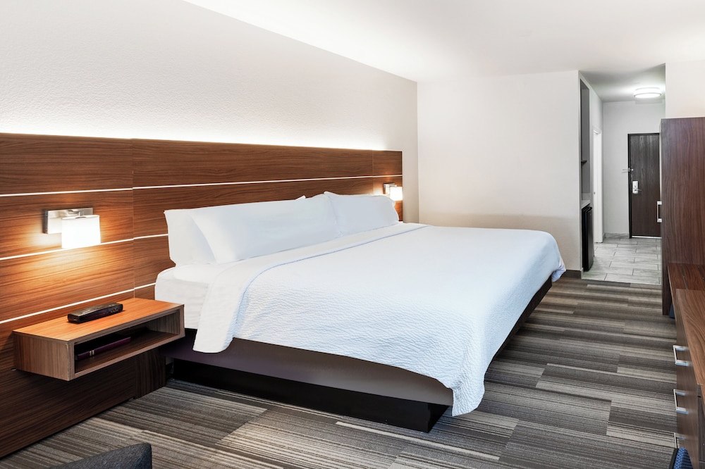 Holiday Inn Express & Suites Del Rio by IHG - photo 16