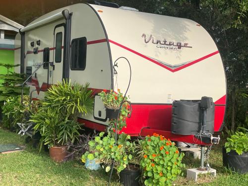 Retro camper - carbon neutral hotel in Ocala