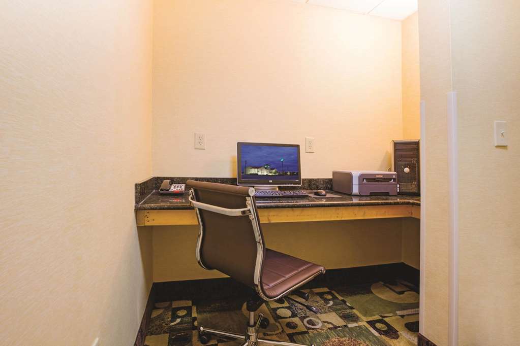 La Quinta Inn & Suites by Wyndham Lexington South Hamburg - photo 60