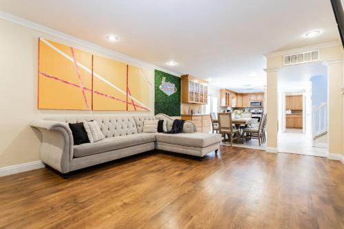 Spacious 5 Bedroom Retreat with Pool Minutes from the Las Vegas Strip