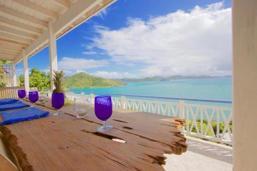 Big Blue Ocean Views From Every Room Small Pool And Hot Tub Sea Rock — Unknown City