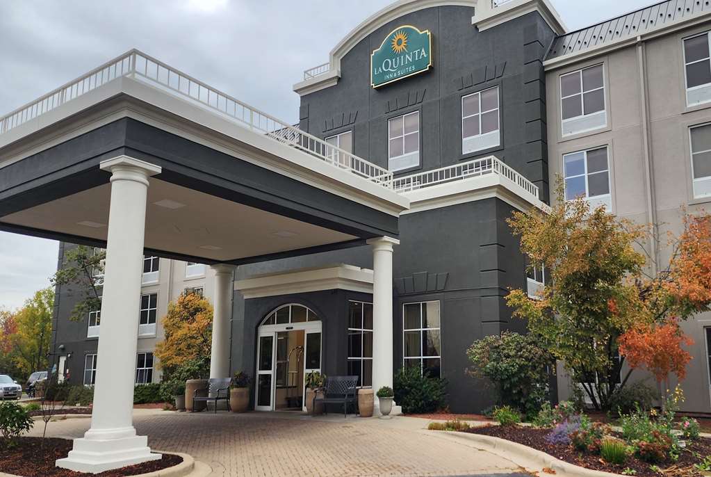 La Quinta Inn & Suites by Wyndham Milwaukee SW New Berlin - featured photo