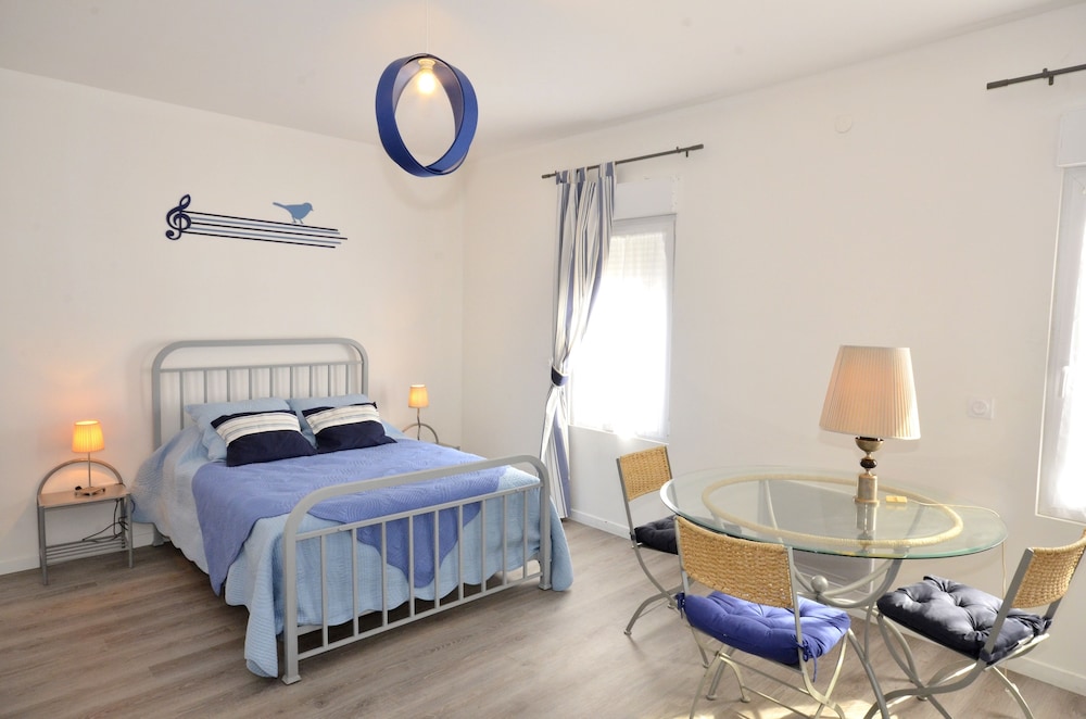 Hotel de la Villa Biron in Saint-Ouen, France