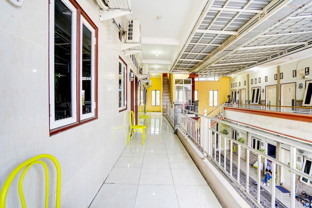 OYO 91795 Kos Jeehel Syariah in Sidoarjo, Indonesia