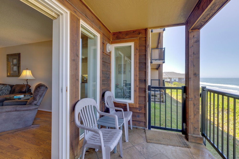 Lincoln Resort Condo with Ocean Views and Pool Access — 4-Star Luxury Hotel in Lincoln, United States