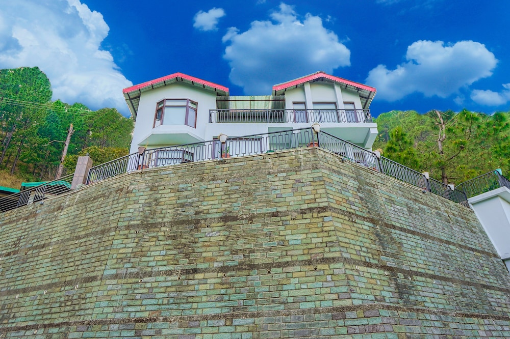 Kia Kasauli Chalet 3 BHK by Dumnu Homes — 4-Star Luxury Hotel in Kasauli, India