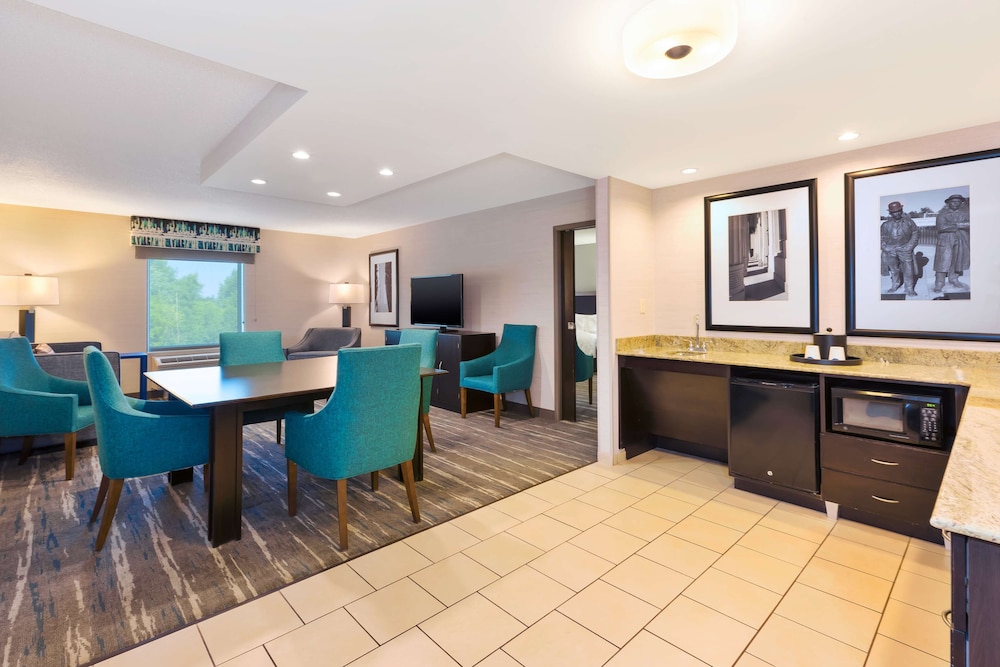 Hampton Inn & Suites Flint Grand Blanc - photo 18