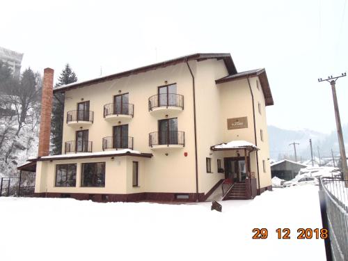 Maison Platanus — 4-Star Luxury Hotel in Voineasa, Romania