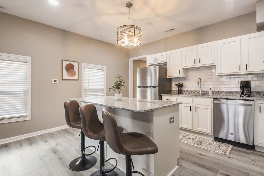 Newly renovated 4BR CozySuites - photo 16