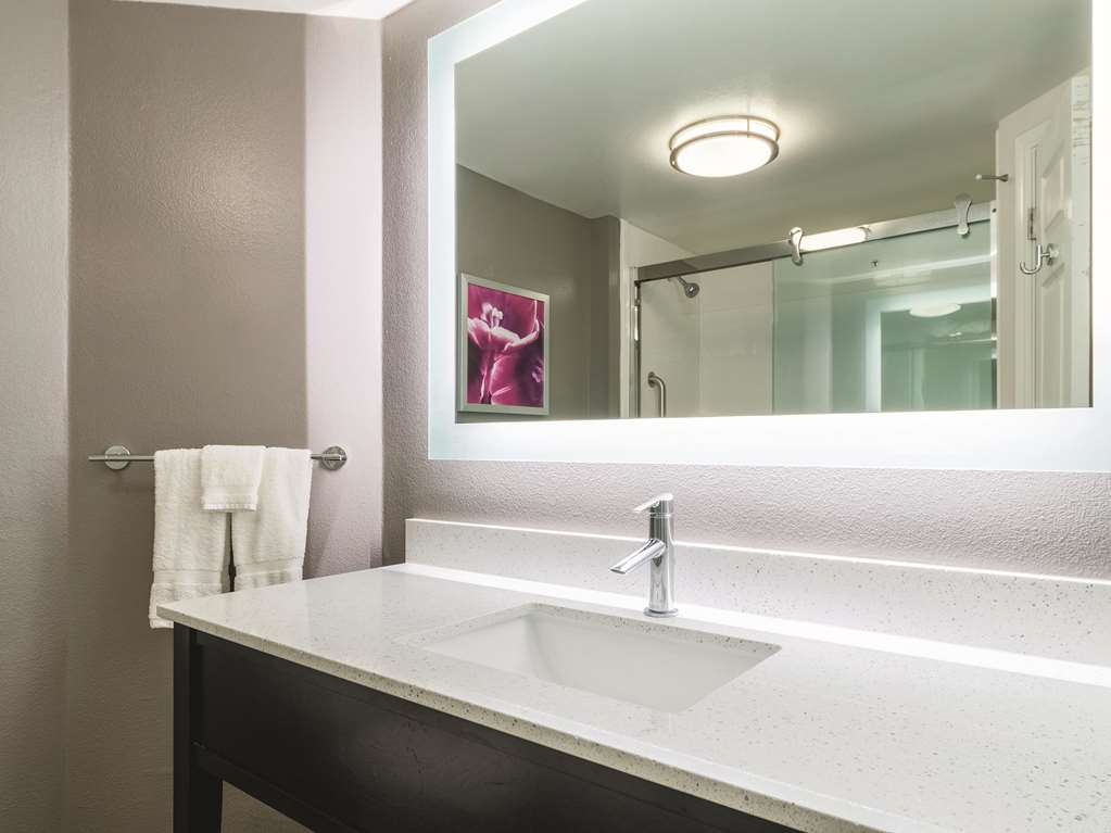 La Quinta Inn & Suites by Wyndham Alexandria Airport - photo 23