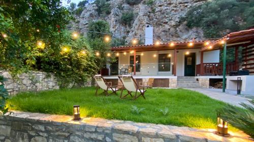 Yiama's Seaside Cottage in Paliokastro near Heraklion City — 4-Star Luxury Hotel in Palekastro, Greece