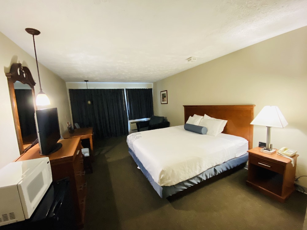 Fleetwood Inn & Suites - photo 9