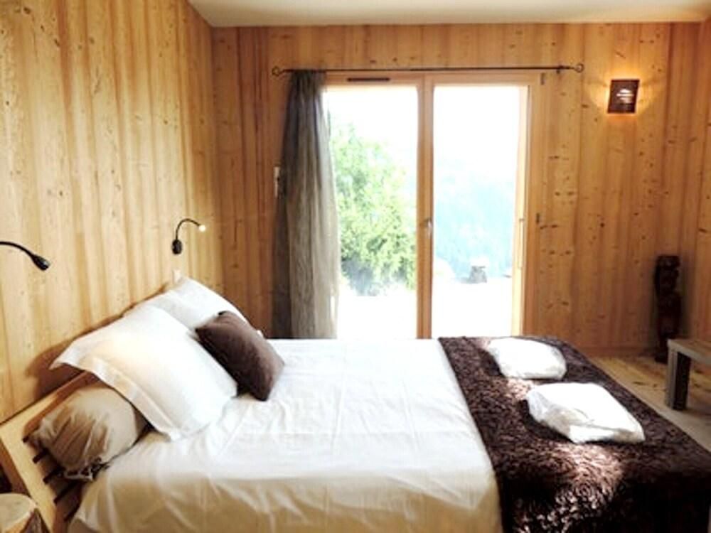 Chalet With 5 Bedrooms in Les Gets With Wonderful Mountain View Furnished Garden and Wifi — 4-Star Luxury Hotel in Les Gets, France