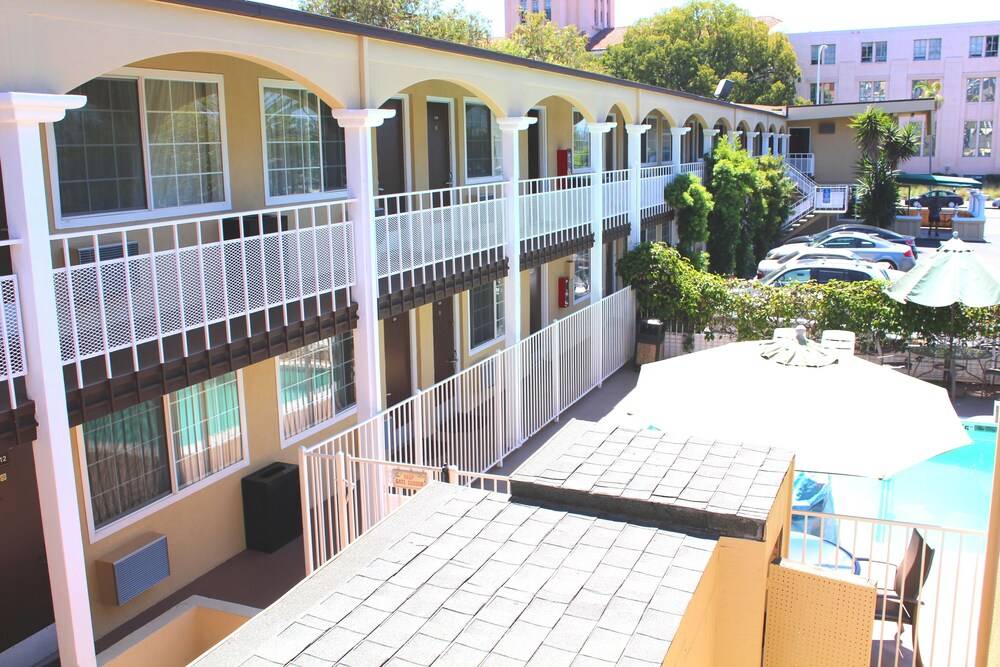 Pacific Inn and Suites - photo 34