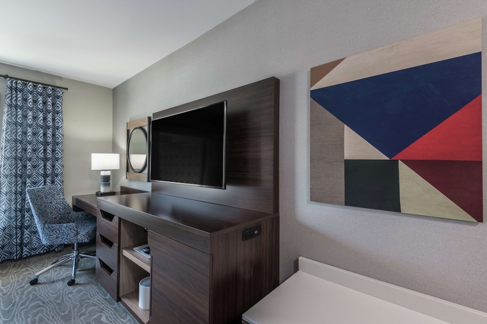 Hampton Inn & Suites Fort Wayne Downtown - photo 23