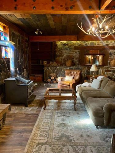 Vintage 1857 Stone & Beam Cellar — 4-Star Luxury Hotel in Dublin, United States