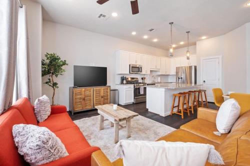 NEW The Courtland 2 Car Garage — 4-Star Luxury Hotel in San Antonio, United States