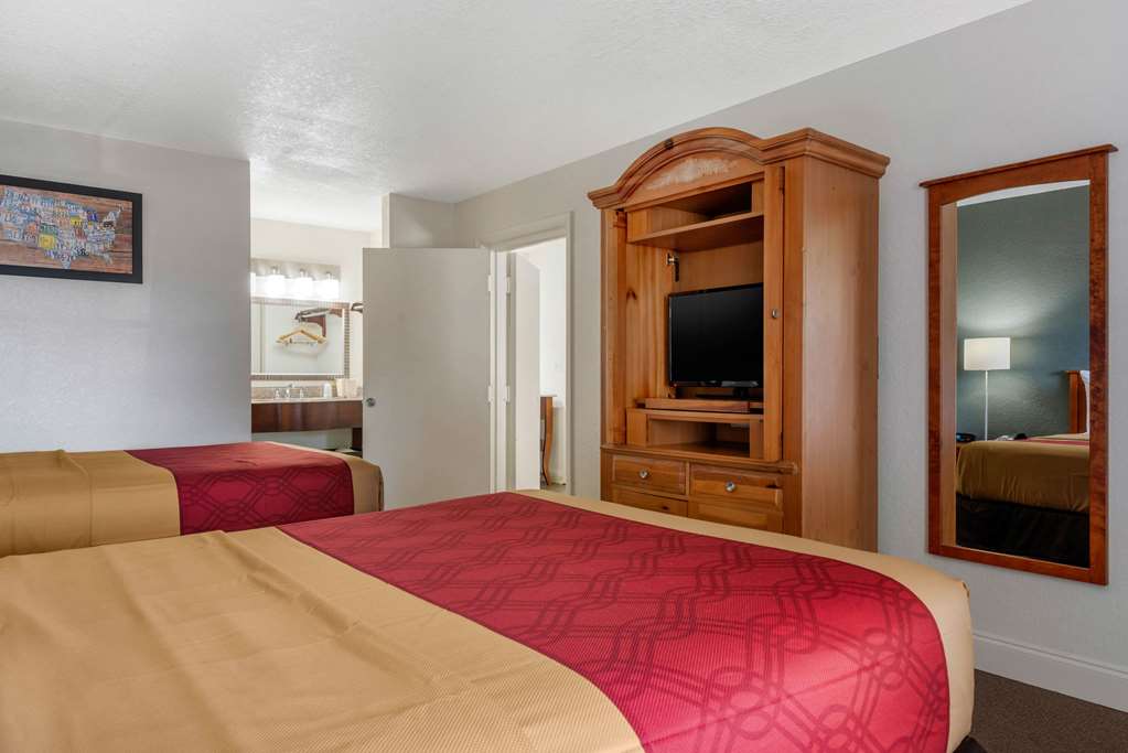 Econo Lodge Airport at RJ Stadium - photo 23