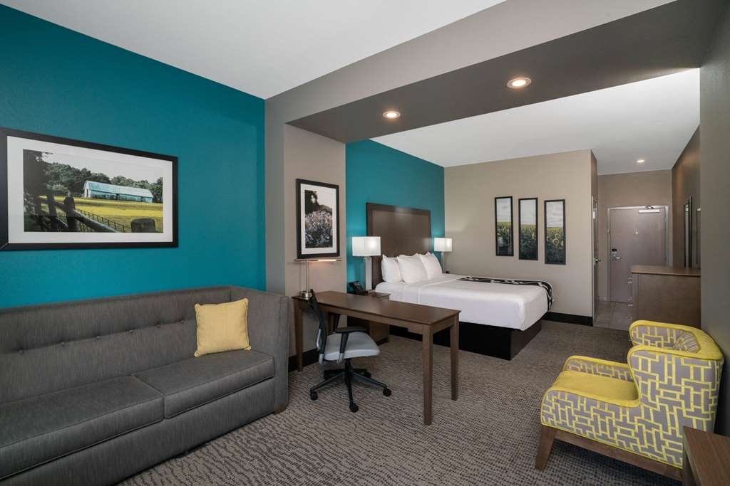 La Quinta Inn & Suites by Wyndham West Memphis - photo 22