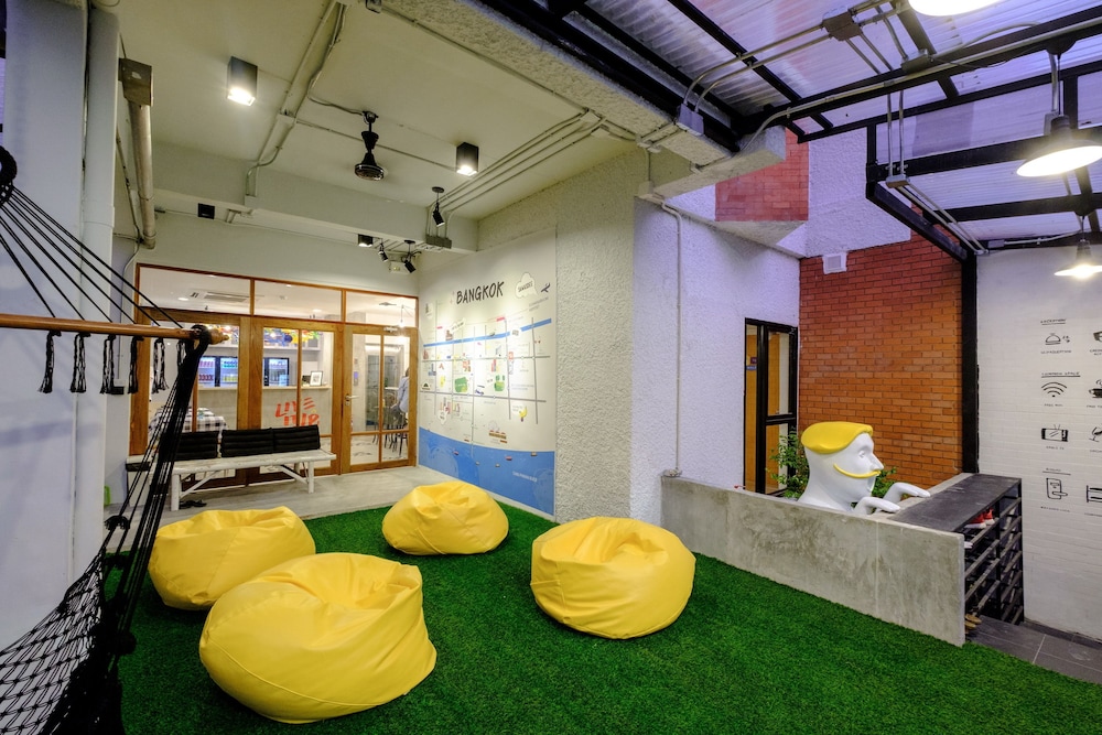 LiveItup Chitlom Hostel