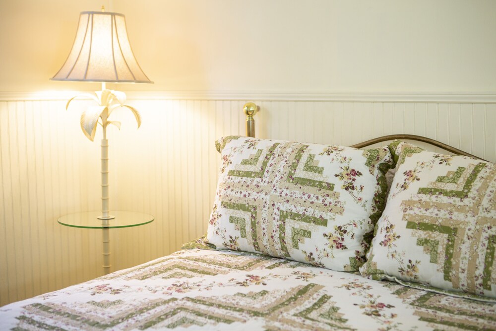 The Chimney Rock Inn & Cottages - photo 4