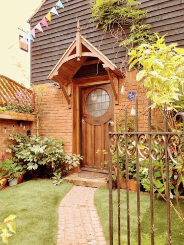 Tail End: Bijoux Broads & Beach Base Now With Tv — hotel in Stalham