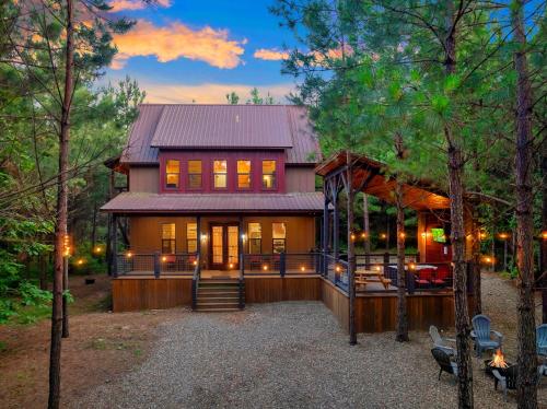 New Near Attractions Private Balcony Pets Welcome Paved Road Hot Tub in Broken Bow, United States