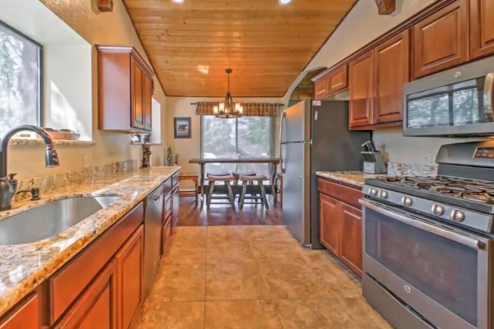 Edgars Hideaway — Big Bear City — photo 4