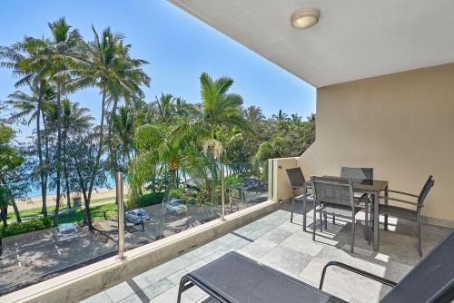 Paringa 2 Bedroom Top Floor Beach Front Apartment — 4-Star Luxury Hotel in Palm Cove, Australia