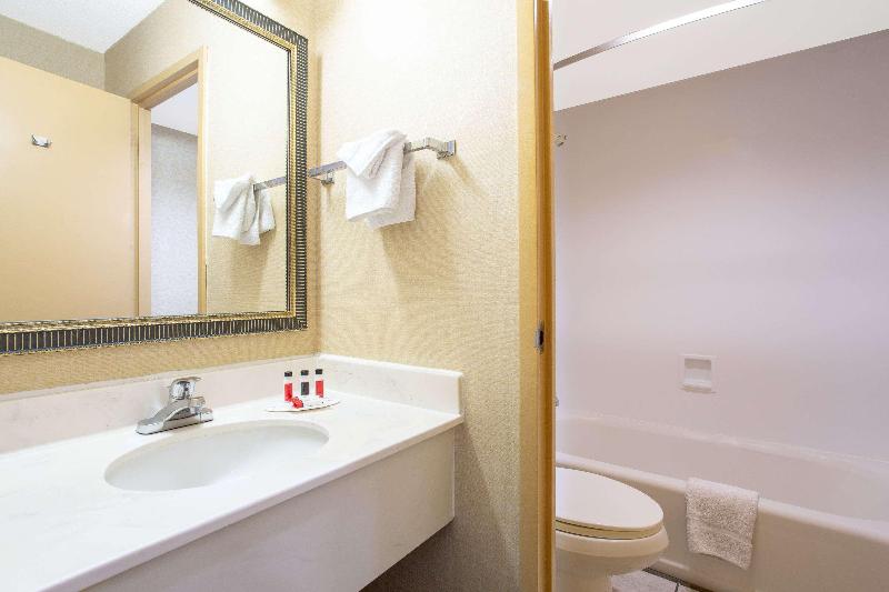 Days Inn By Wyndham College Park - photo 4