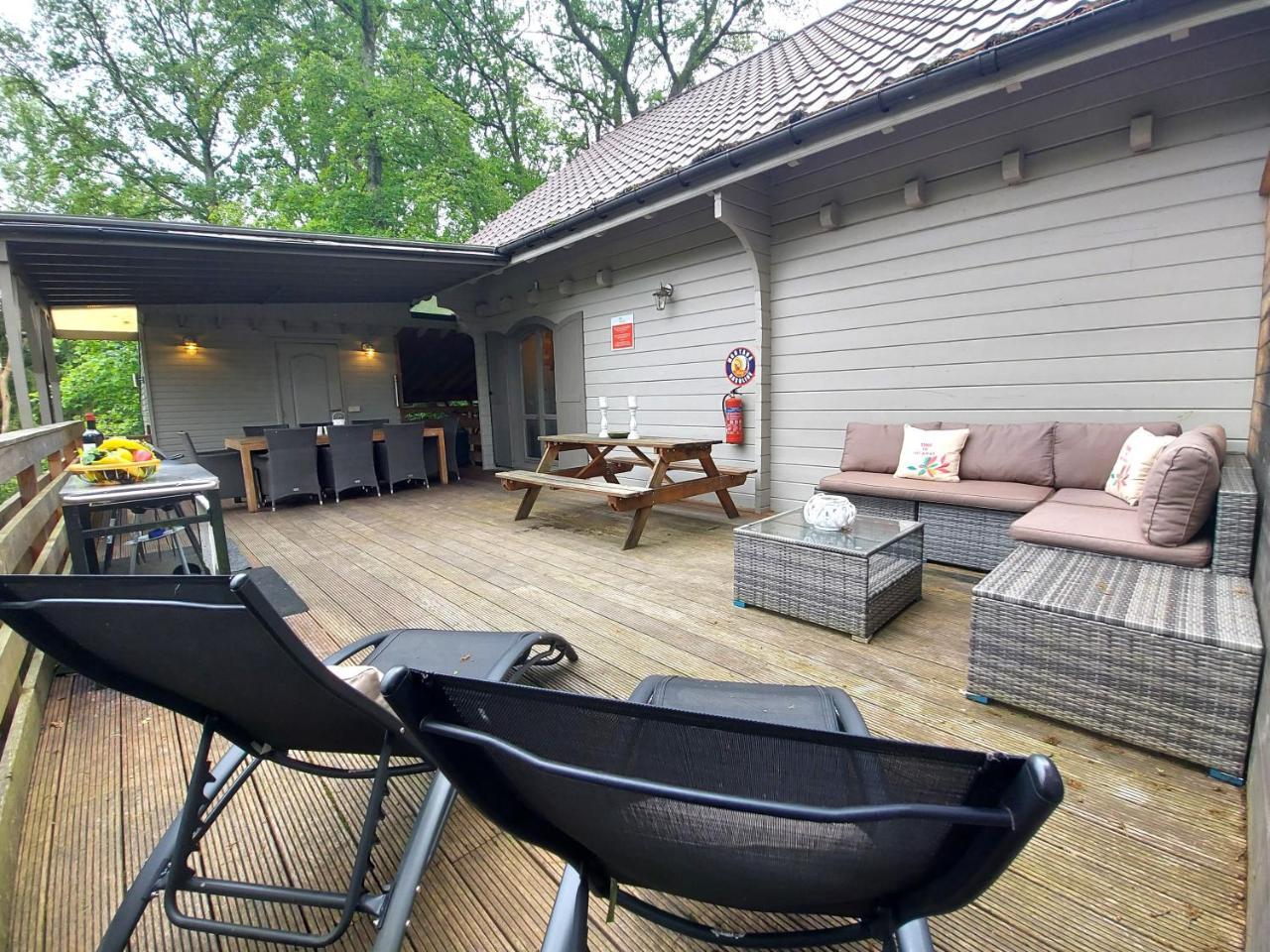 Le Refuge Sauna Hot Tub Playstation — 4-Star Luxury Hotel in Durbuy, Belgium