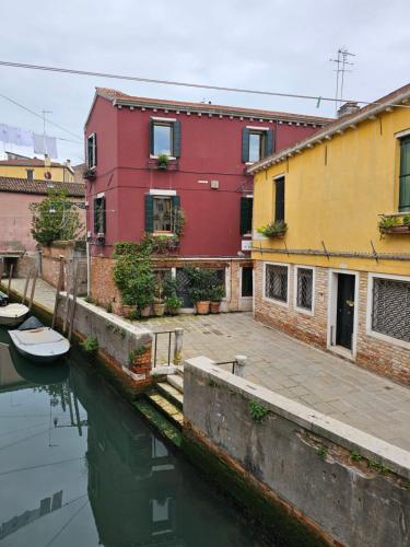 Casa Rossa vista canale — 4-Star Luxury Hotel in Venice, Italy