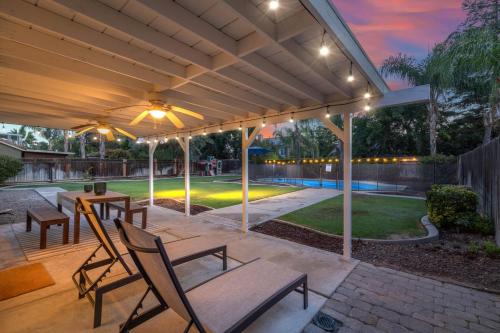 Revitalizing 3 Bedroom Home With Pool Pet Friendly Wi fi — 4-Star Luxury Hotel in Bakersfield, United States