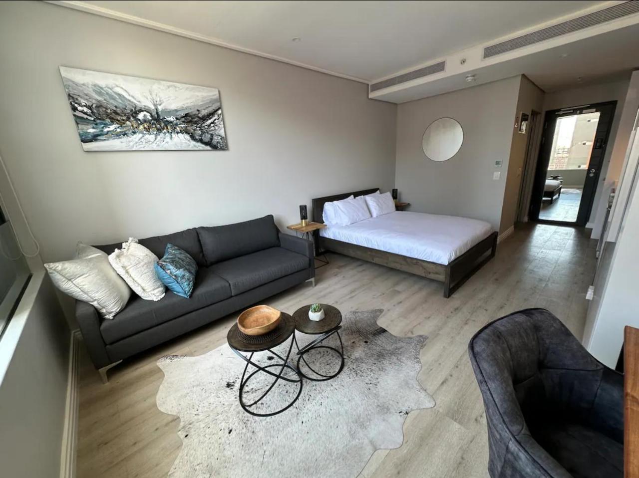 1306 Studio in Central Cape Town Wi Fi pool free parking