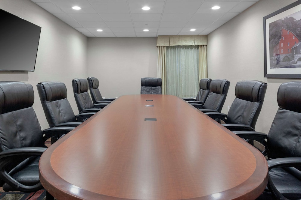 Hampton Inn Woodbridge - photo 39