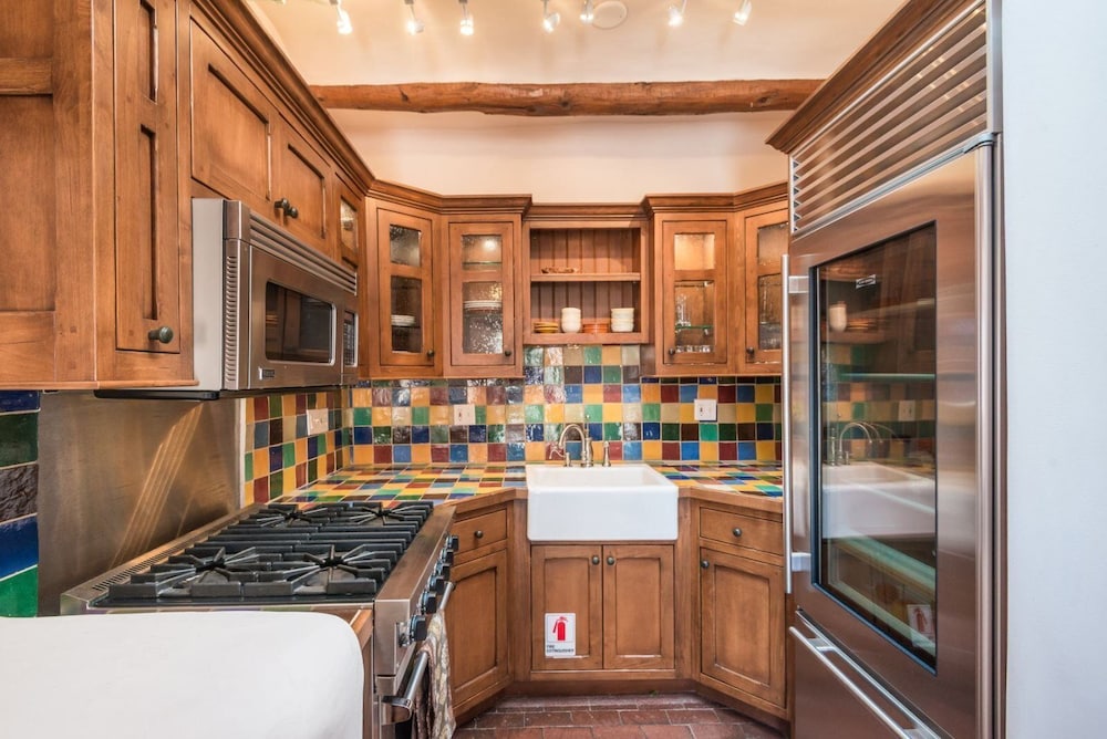 Buena Suerte Quintessential Eastside Pied a terre Fabulous Views and Patios Kiva Fireplace Walk to Canyon Rd. and the Plaza - photo 15