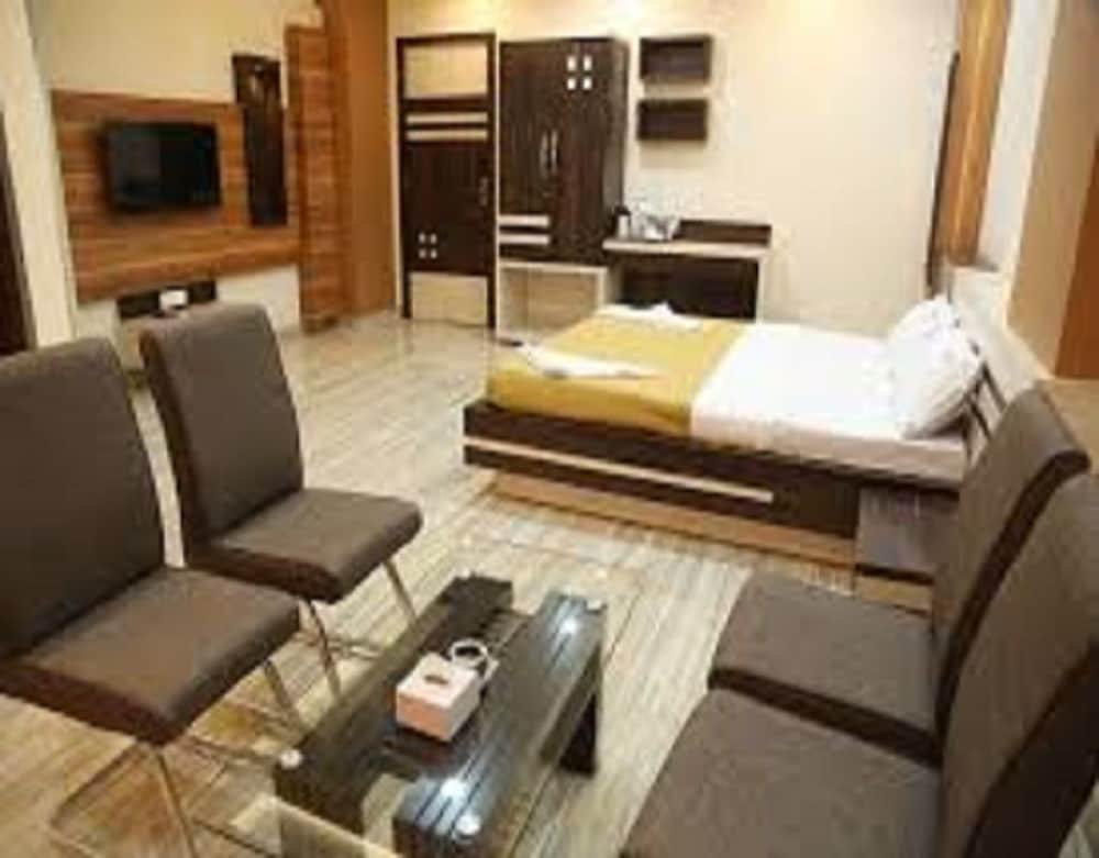 Room Maangta 125 Kalyan East