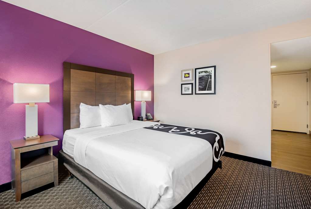 La Quinta Inn & Suites by Wyndham Baltimore BWI Airport - photo 48