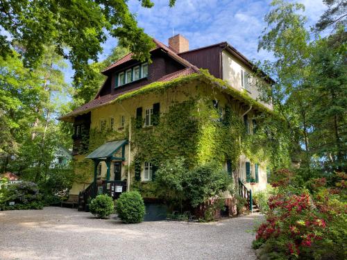Strandvilla Hubertus Boltenhagen Ferienwohnungen Apartment mit Parkplatz WLAN Küche Garten Grillplatz Waldbaden — 4-Star Luxury Hotel in Ostseebad Boltenhagen, Germany