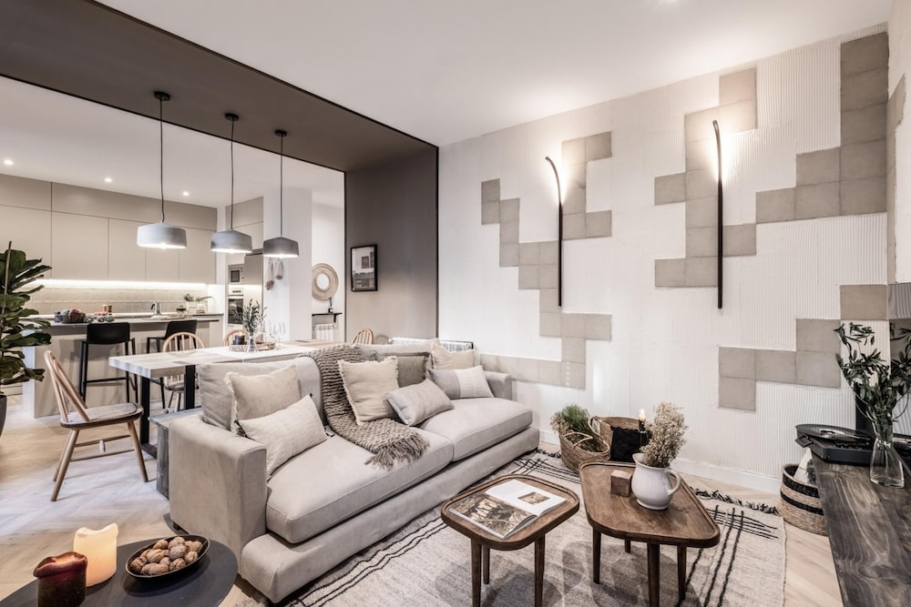 Utrera 4 Bedrooms in Trafalgar Madrid