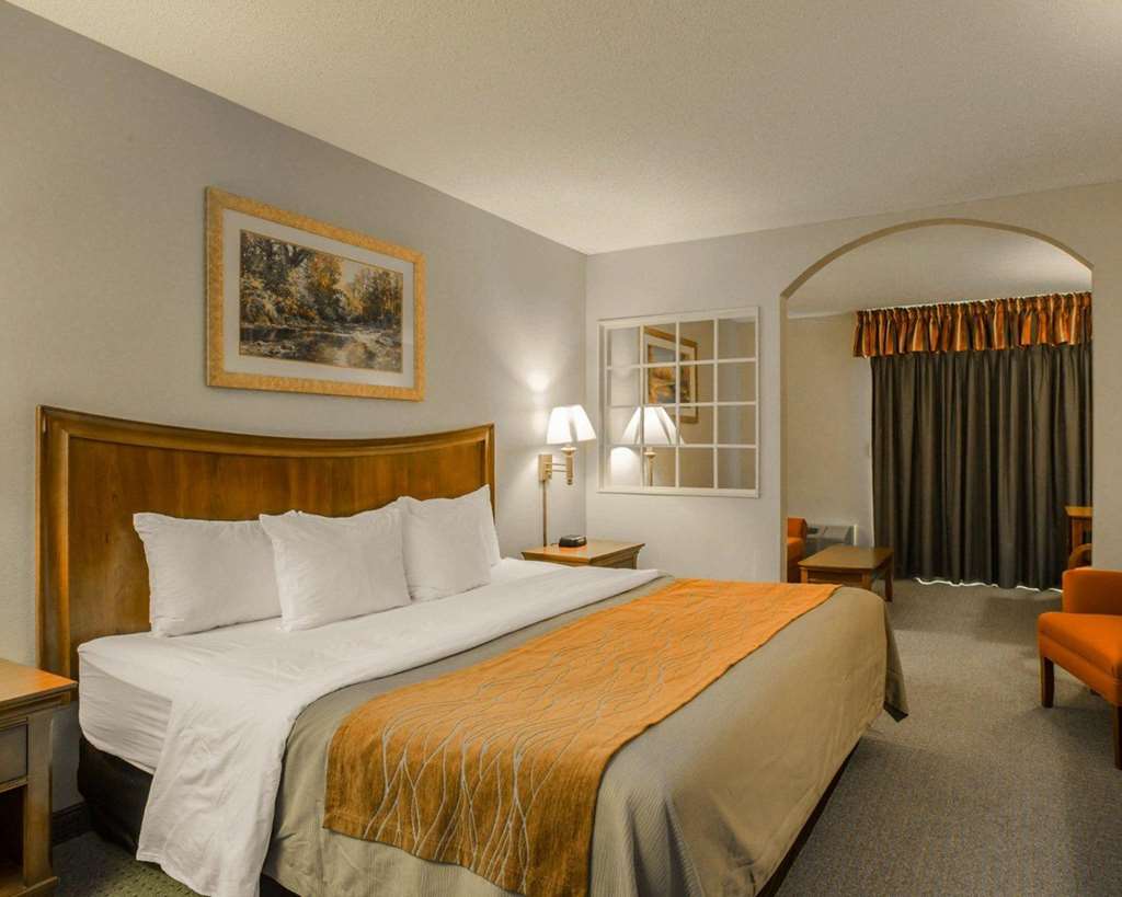 Rodeway Inn & Suites Cherokee On the River - photo 9