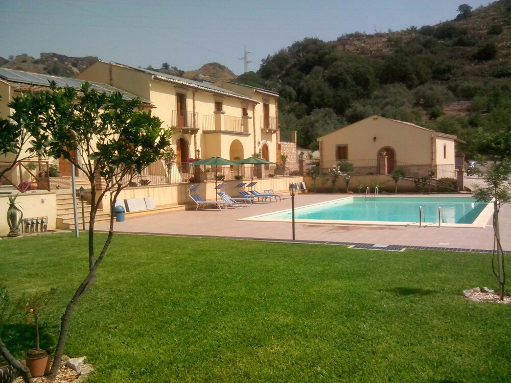 Patitiri — 4-Star Luxury Hotel in Santa Teresa Di Riva, Italy