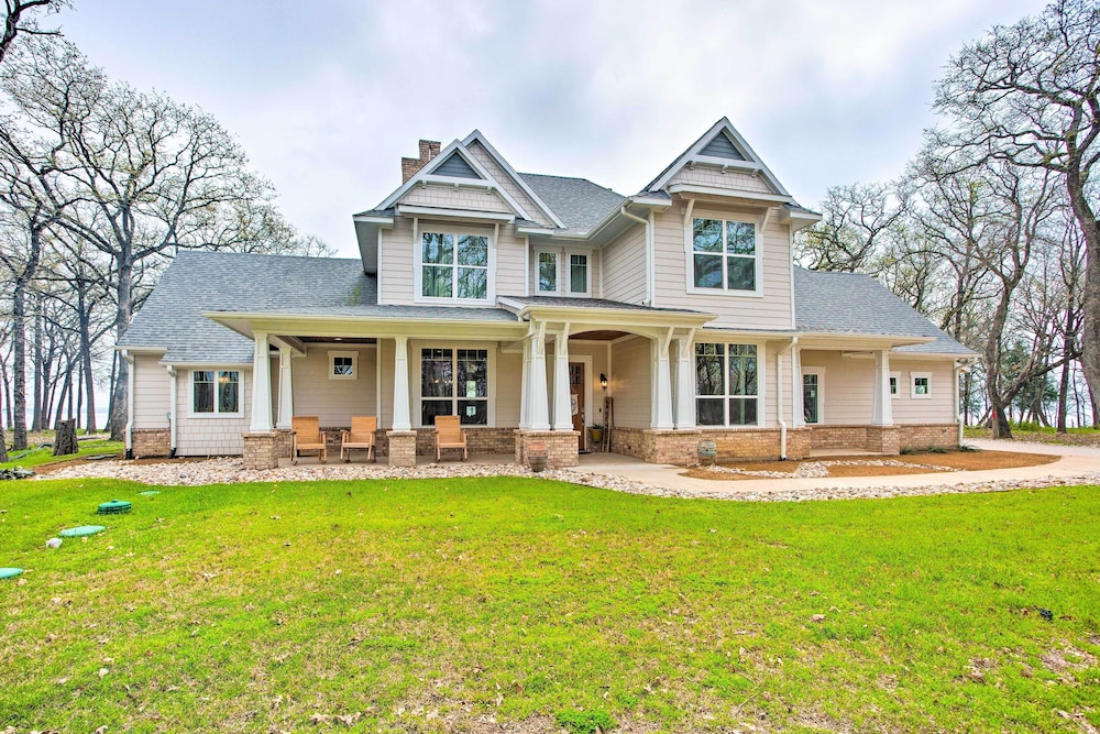Waterfront Lake Tawakoni Home with Fire Pit — 4-Star Luxury Hotel in Quinlan, United States