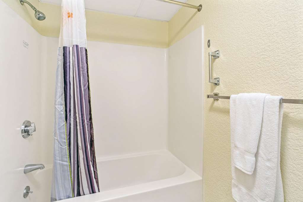 La Quinta Inn & Suites by Wyndham Boston Somerville - photo 31