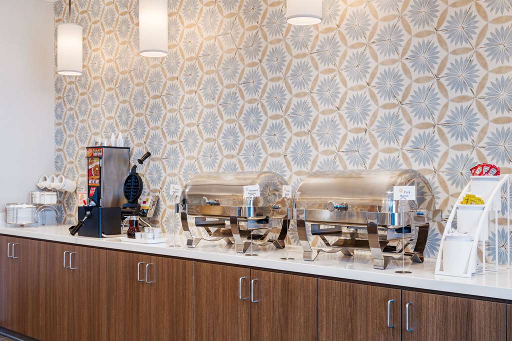 La Quinta Inn and Suites by Wyndham Lincoln - photo 41