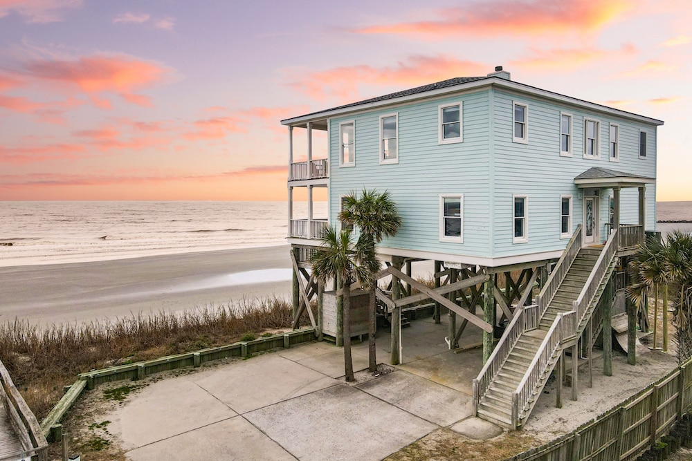 Poseidon By Avantstay On The Beach Two Ocean Facing Balconies Hot Tub in Folly Beach, United States