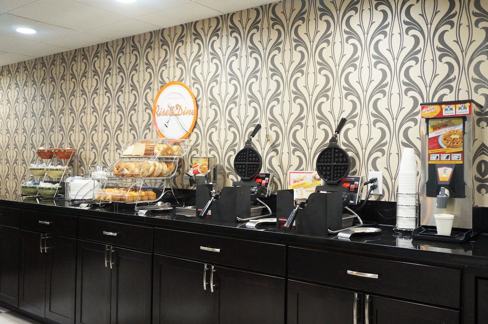 Howard Johnson by Wyndham Greensboro Near the Coliseum - photo 5