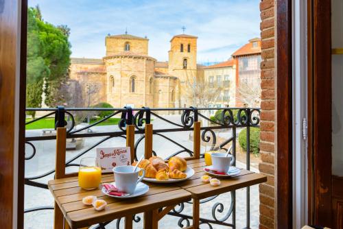 Balcony Of The Wall I 1min To Avila S Alcazar — Avila