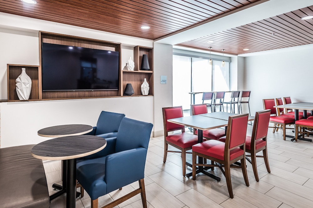 Holiday Inn Express Flint Campus Area by IHG - photo 25